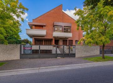 Casa · 937m² · 9 Ambientes · 3 Cocheras · Importante Residencia en El Exclusivo Barrio Los Troncos