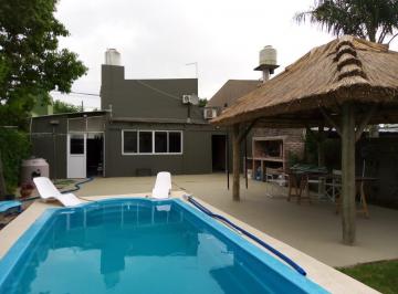 Casa · 130m² · 6 Ambientes · 3 Cocheras · Casa en Villa Elvira de 4 Dorm..