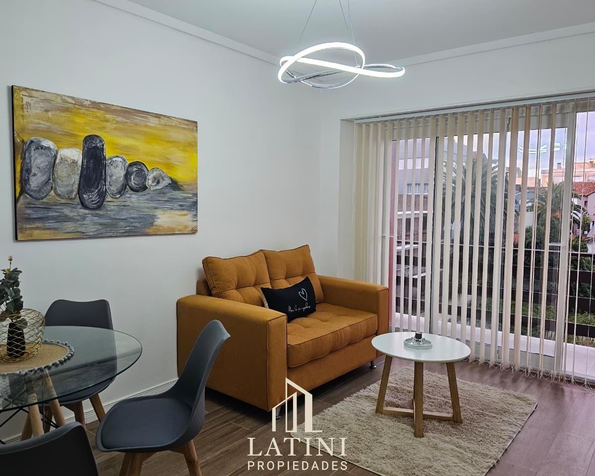 Departamento de 2 ambientes al frente, con balcón principal con vista al mar
