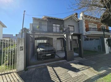 Casa · 99m² · 6 Ambientes · 1 Cochera · Chale 4 Amb en San Antonio de Padua - Cochera 3 Autos - Fondo Libre y Solarium