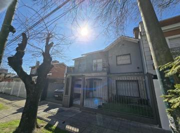 Casa · 99m² · 6 Ambientes · 1 Cochera · Chale 4 Amb en San Antonio de Padua - Cochera 3 Autos - Fondo Libre y Solarium