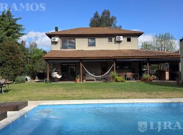 Casa · 140m² · 5 Ambientes · 3 Cocheras · Casa en Venta Benavidez Greens Apto Credito. Lote Interno.