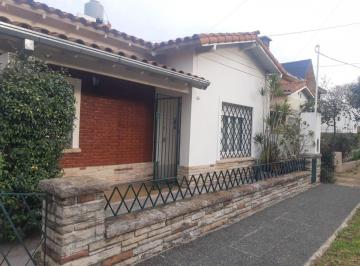 Casa de 3 ambientes, Vicente López · Excelente Chalet en Lote Propio con Jardin