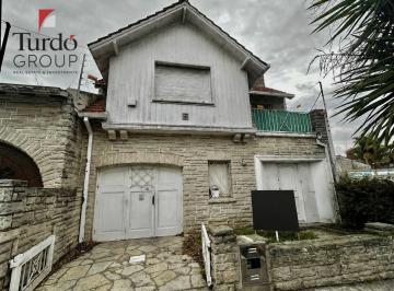 Casa · 262m² · 8 Ambientes · 1 Cochera · Chalet Ideal Uso Profesional
