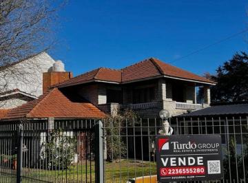 Casa · 200m² · 7 Ambientes · 2 Cocheras · Casa en Barrio Constitución