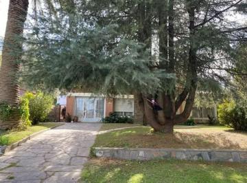 Casa · 174m² · 5 Ambientes · 1 Cochera · Venta Casa Chalet Villa Giardino a 50 m de Ruta