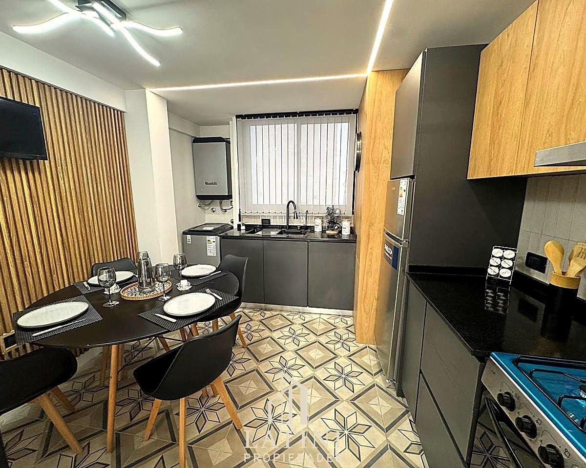 Departamento de 3 ambientes externo, con gran balcón sobre la peatonal Rivadavia, totalmente reciclado