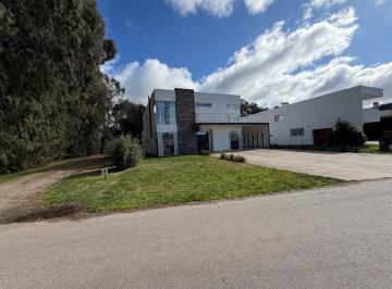 Casa · 400m² · 5 Ambientes · 6 Cocheras · Alquiler en Rumenco - Piscina - Calefaccion Central