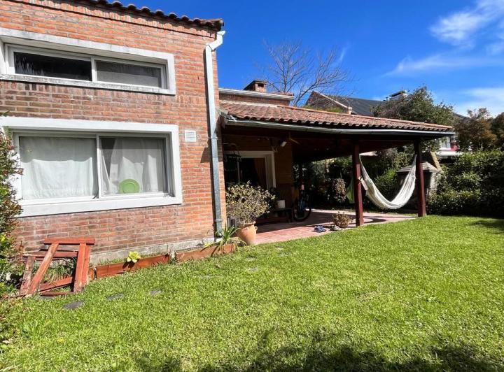 Casa · 135m² · 4 Ambientes · 2 Cocheras