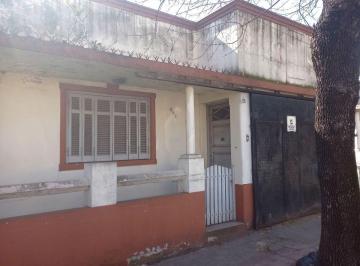 PH de 2 ambientes, Lanús · Escalada: Venta de PH Al Frente P/ Refaccionar 2 Ambientes con Cochera y Patio. 109 m² Totales