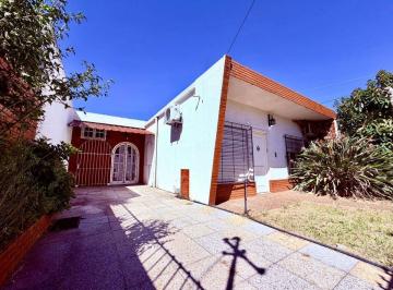 Casa · 212m² · 5 Ambientes · 2 Cocheras · Casa de 5 Ambientes en Venta en Quilmes C/ Pileta