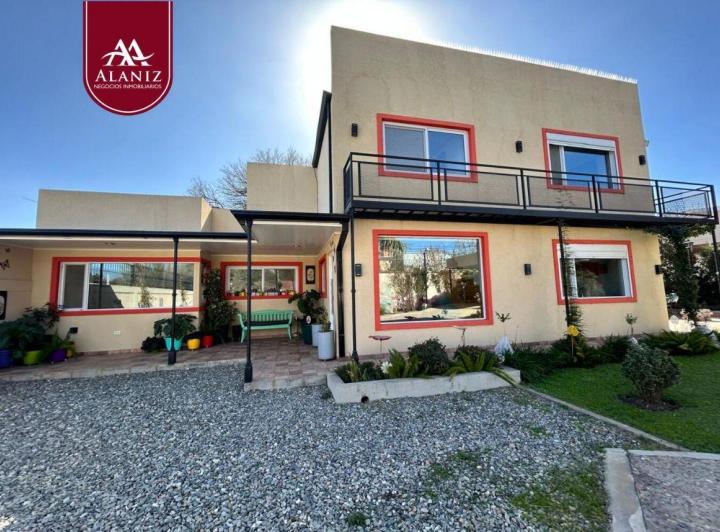 Casa · 180m² · 5 Ambientes · 2 Cocheras