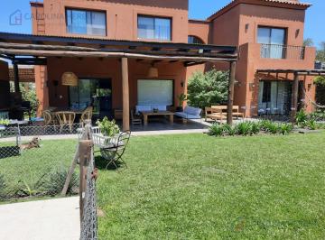 Casa · 250m² · 4 Ambientes · 5 Cocheras · Casa en Alquiler Temporario en Barrio Cerrado, Bella Vista