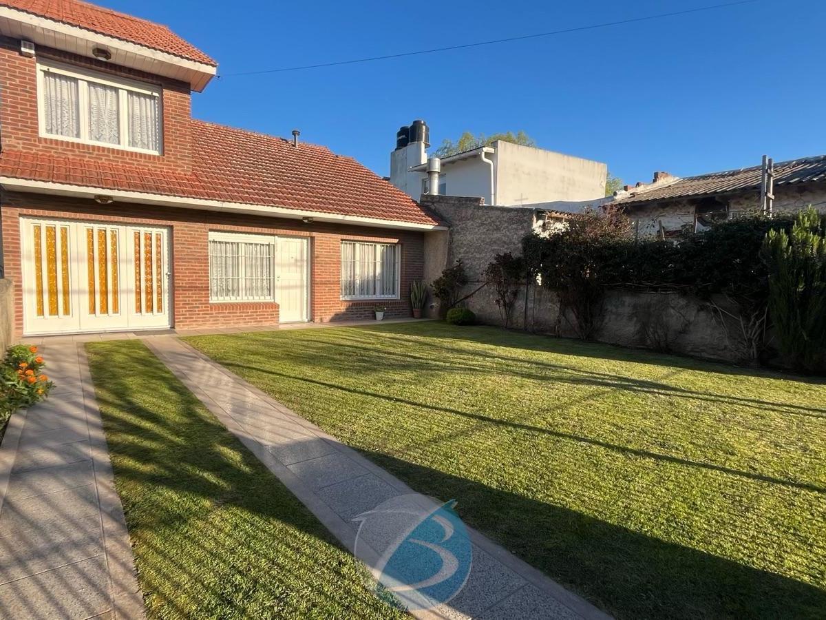 Casa 3 ambientes con parque y garaje, más departamento 2 amb en planta alta