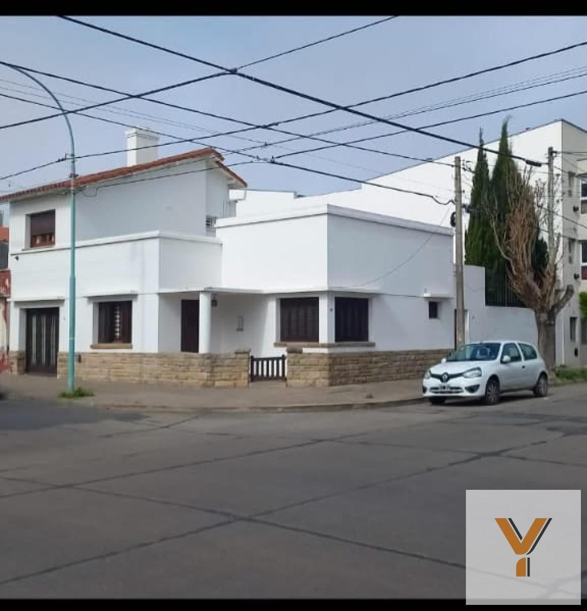 Casa de 2 Dormitorios 2 Baños en venta sobre calle Chacabuco