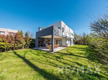 Casa · 122m² · 4 Ambientes · 2 Cocheras · Casa 4 Ambientes en Los Robles – Lote de 500 m²