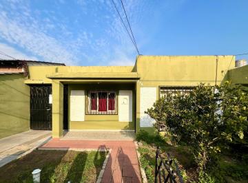 Casa · 70m² · 3 Ambientes · 3 Cocheras · Venta Casa con Galpon y Parque en Adrogue
