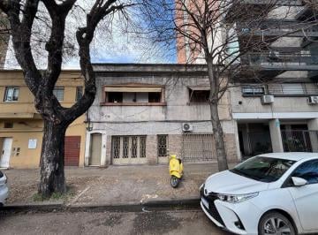 PH de 4 ambientes, Rosario · Casa en Pb en PH a Reciclar - Patio - Av Francia 1659