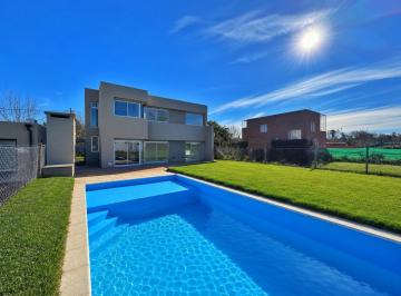 Casa · 133m² · 2 Dormitorios · Venta - Funes, Proximo Don Mateo y Country Profesional Casa de Dos Dorm., Piscina a Estrenar