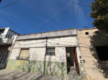 PH de 3 ambientes, Liniers · PH 3 Ambientes en Alquiler con Patio Sin Expensas.