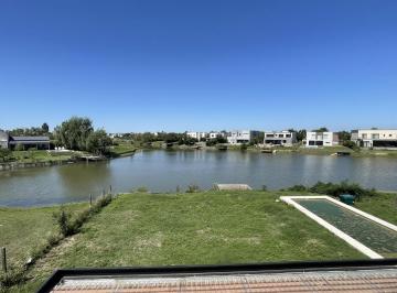 Casa · 196m² · 5 Ambientes · 2 Cocheras · Casa en El Canton a La Laguna en Barrio Islas