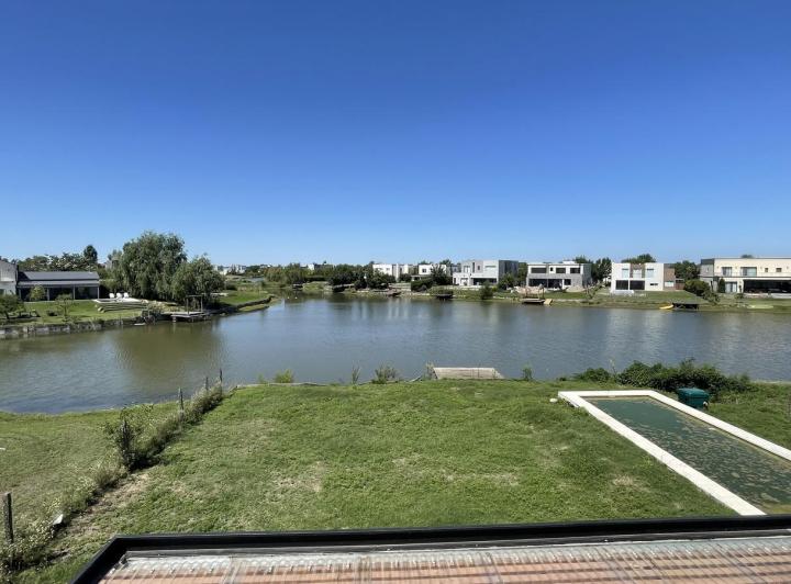 Casa · 196m² · 5 Ambientes · 2 Cocheras