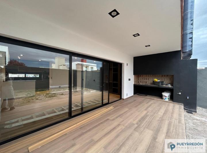 Casa · 140m² · 4 Ambientes · 2 Cocheras
