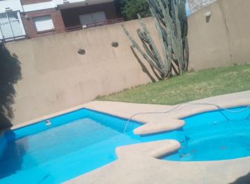 Casa · 220m² · 4 Dormitorios · 1 Cochera · Chalet en Punta Mogotes con Pileta Temporario
