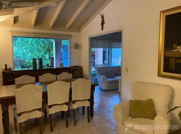Casa · 82m² · 5 Ambientes · 1 Cochera · Gran Oportunidad! Lindisima Casa en un Barrio Excelente