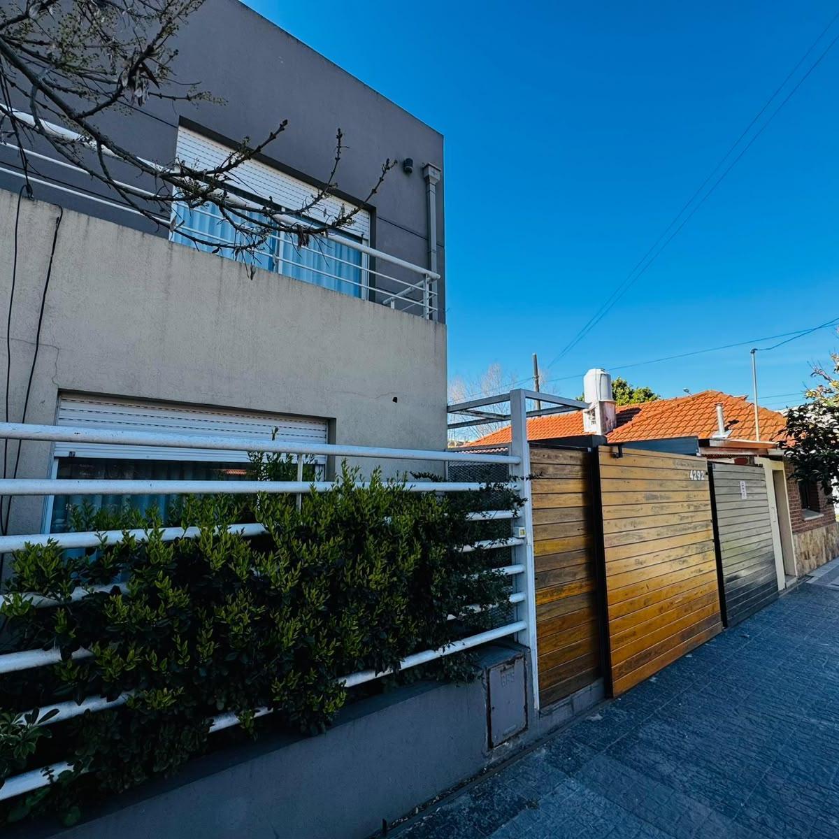Moderno dúplex de tres ambientes, 152m² en San José con jardín y cochera