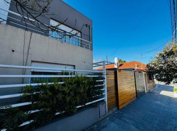 Casa · 95m² · 3 Ambientes · 1 Cochera · Duplex de Tres Ambientes con Entrada de Auto en Dorrego 4200
