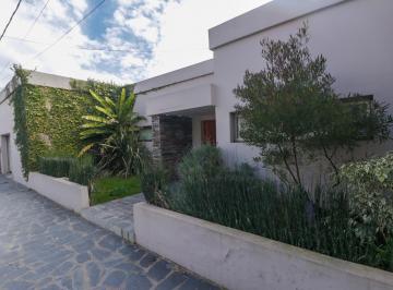 Casa · 184m² · 3 Ambientes · 3 Cocheras · Casa en Venta en Berisso a m de Av Montevideo