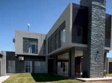Casa · 400m² · 6 Ambientes · Las Bandurrias y Los Algarrobos - Casa en Venta