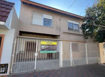 Casa de 6 ambientes, Lomas de Zamora · Casa en Venta en Banfield Oeste – 5 Dorm., Cochera, Jardín y Parrilla – Apta Crédito