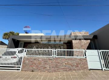 Casa · 255m² · 5 Ambientes · 1 Cochera · Casa Moderna 3 Dorm Patio Pileta Km3 Apta Credito!