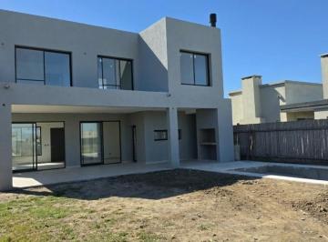 Casa · 171m² · 4 Ambientes · 1 Cochera · Venta Casa 4 Ambientes - Vila Marina II - con Pileta