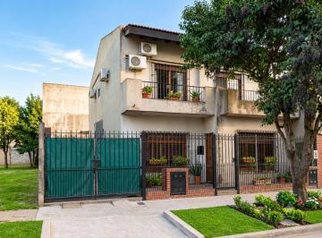 Casa · 120m² · 7 Ambientes · 2 Cocheras · Venta Imponente Residencia de 160 m² en 2 Plantas