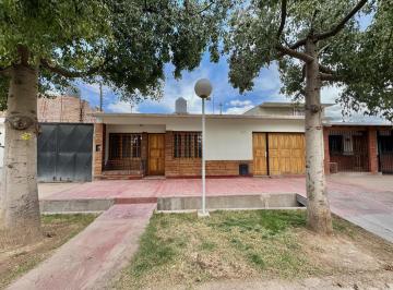 Casa · 110m² · 6 Ambientes · 2 Cocheras · Casa en Venta en El Plumerillo, Las Heras, 3 Dorm., Piscina y Apta Crédito