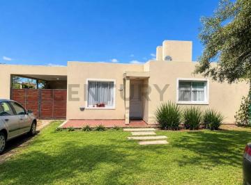 Casa · 150m² · 2 Dormitorios · 3 Cocheras · Venta Casa 2 Dor con Escritorio y Pileta en Villa Catalina Apta Credito