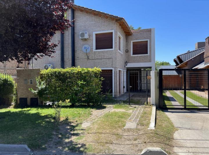 Casa · 90m² · 5 Ambientes · 1 Cochera