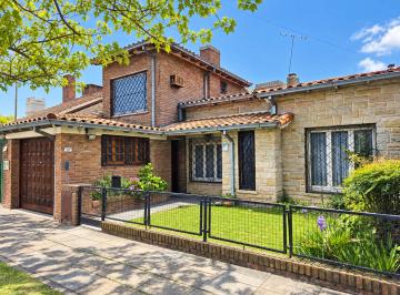 Casa de 4 ambientes, Hurlingham · Barrio Inglés Casa Chalet 4 Ambien Jardín y Cochera P2 Autos, Centro Hurlingham Impecable! U$250.000