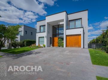 Casa · 240m² · 5 Ambientes · 3 Cocheras · Casa en Alquiler Nuevo Quilmes 3 Dorm. en Suite
