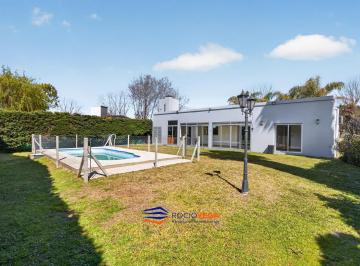 Casa · 150m² · 4 Ambientes · 4 Cocheras · Casa a La Venta en Club de Campo San Patricio, Moreno