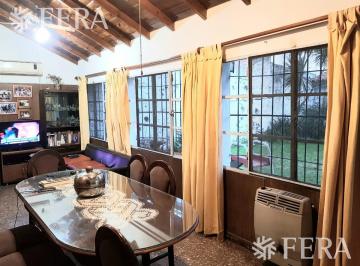 Casa · 110m² · 3 Ambientes · 1 Cochera · Venta de Casa 3 Ambientes con Fondo Libre y Quincho Wilde. Excelente Ubicación.