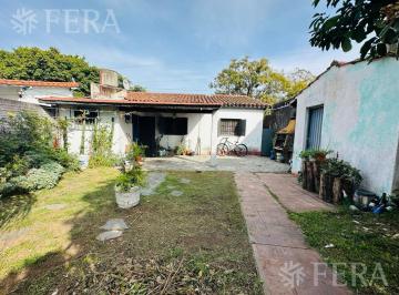 Casa · 81m² · 4 Ambientes · 1 Cochera · Venta de Casa 4 Ambientes con Cochera y Fondo Libre en Quilmes Oeste