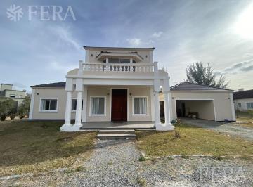 Casa · 300m² · 6 Ambientes · 1 Cochera · Venta de Casa 5 Ambientes en Campos de Roca I - Brandsen
