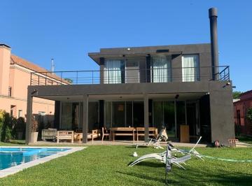 Casa · 313m² · 6 Ambientes · Excelente Casa en Venta en Barrio Hindú | 3 Dorm., Suite y Galería