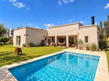 Casa · 221m² · 4 Ambientes · 3 Cocheras · Casa en Venta en Weston Barrio Cerrado – 5 Ambientes