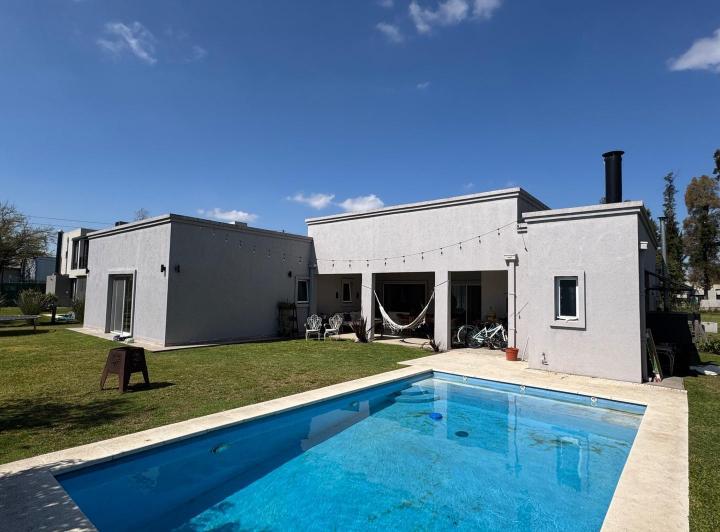 Casa · 221m² · 4 Ambientes · 3 Cocheras