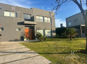 Casa · 191m² · 4 Ambientes · 2 Cocheras · Casa en Venta - 4 Ambientes - Canton